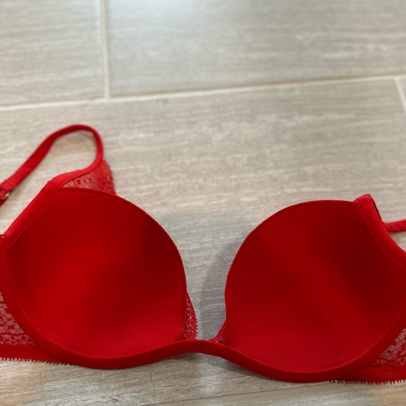 Victoria Secret Bra Size: 34D - Picture 3 of 5